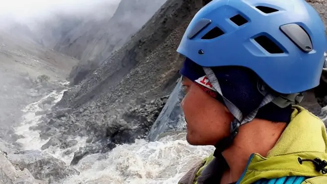 मेलम्चीको सिरानमा भ्रमणका क्रममा पथप्रदर्शक सोनाम लामा।