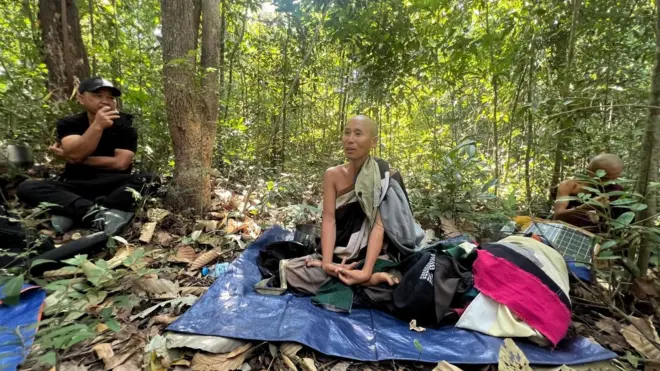 Ông Đoàn Văn Báu (trái) quay lại cuộc phỏng vấn sư Minh Tuệ của BBC