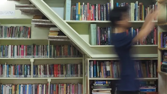 Seorang pengunjung Taman Baca Kesiman di Denpasar, Bali, sedang memilih buku untuk dibaca.