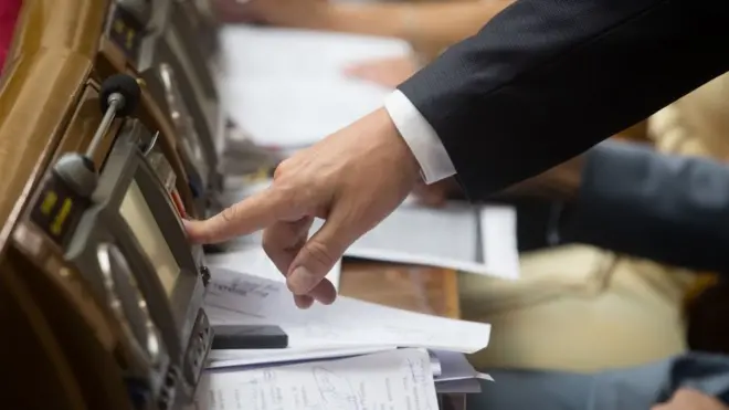 Парламент без проблем проголосував на направлення до КС сімох нових проєктів змін Конституції