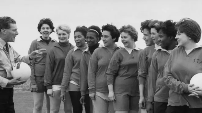 فتيات أثناء التدريب على كرة القدم