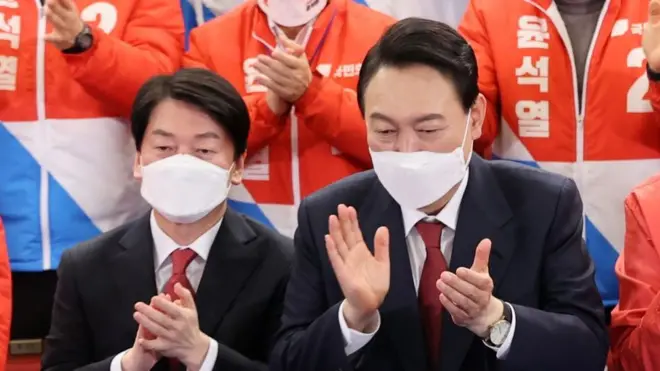 윤석열 제20대 대한민국 대통령 당선인과 안철수 국민의당 대표가 10일 새벽 서울 여의도 국회 도서관에 마련된 개표상황실을 찾아 개표방송을 보며 박수치고 있다.