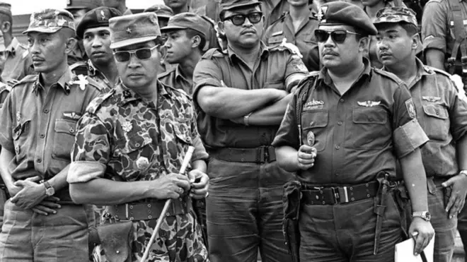 在上世紀60年代中期蘇哈托主導的反共清洗得到美國支持。鎮壓導致數十萬人被屠殺，大批印尼華人被殺，財產被掠奪。