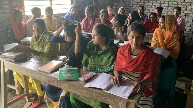 कोचिंग क्लास में पढ़ते बच्चे