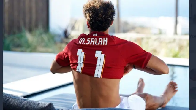 نشر محمد صلاح هذه الصورة اليوم بعدما وقع على العقد الجديد