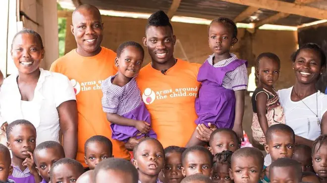 Christian Atsu et d'autres membres du personnel avec des enfants d'un orphelinat au Ghana