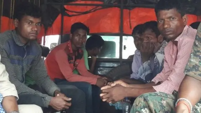 गिरफ्तार लोगों को लेकर जाती पुलिस