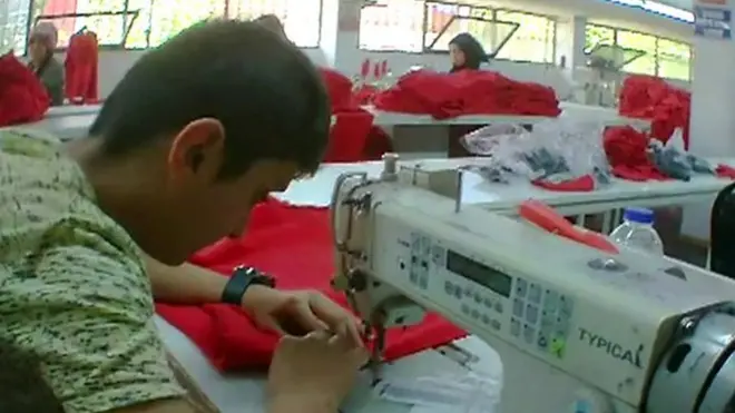 Сирийские подростки на швейной фабрике в Турции