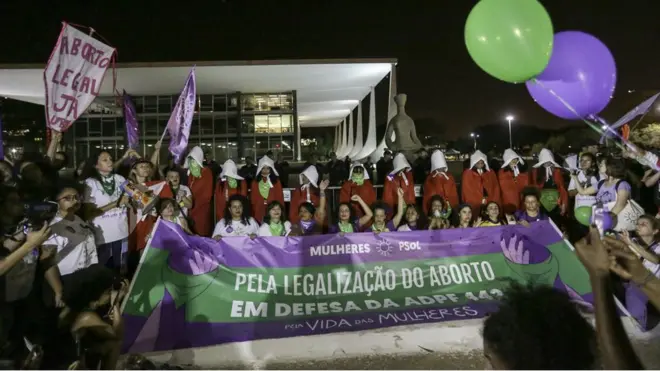 Mulheres protestamcasa de aposta que paga por cadastrofrente ao STF vestidas como personagens da série "The Handsmade Tale", sobre uma sociedade que oprime as mulheres