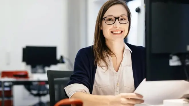 활짝 웃고 있는 사무직 여성