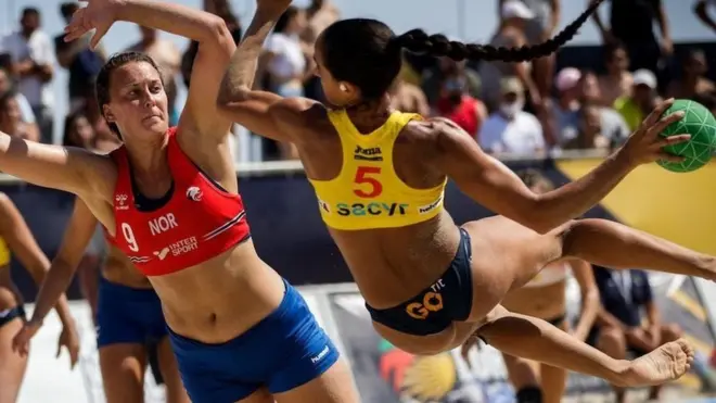 यूरोपियन हैंडबॉल फ़ेडरेशन ने कहा कि नॉर्वे की खिलाड़ियों ने शॉर्ट्स पहनकर यूनिफ़ॉर्म नियमों का उल्लंघन किया