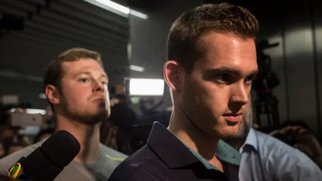 Джек Конгер (слева) и Гуннар Бенц были сняты с рейса в аэропорту Рио