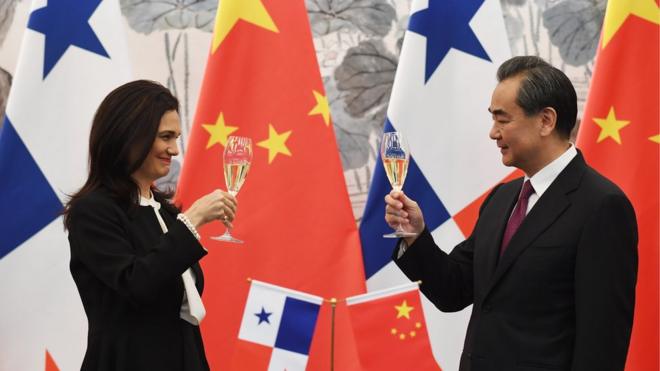 中国外交部长王毅与巴拿马共和国副总统兼外长德圣马洛在北京庆祝建交