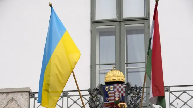 Прапори України та Угорщини