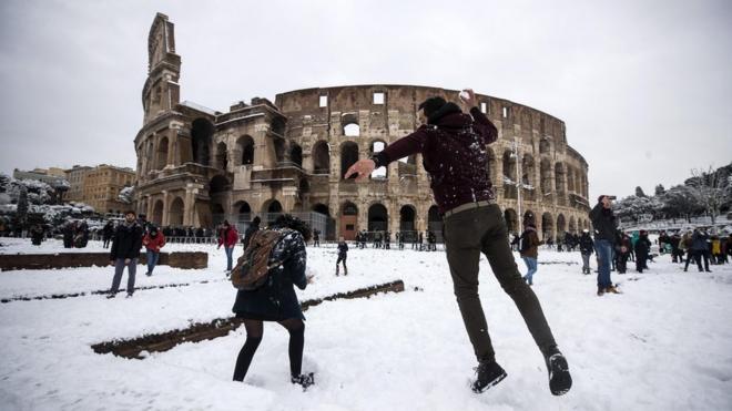 Đấu trường La Mã ở Rome lần đầu sau nhiều năm mới có tuyết