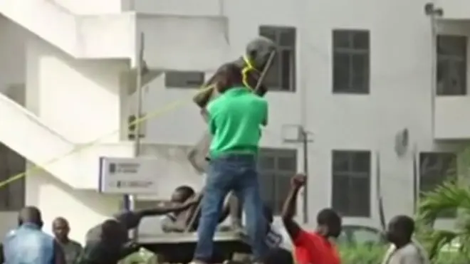 أزيل تمثال المهاتما غاندي ، زعيم الاستقلال الهندي الشهير ، من حرم جامعي في عاصمة غانا