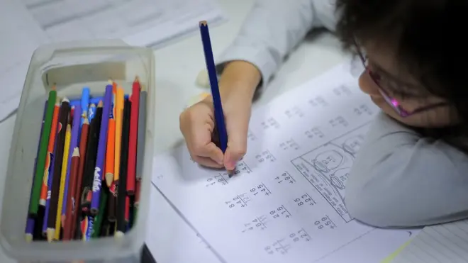 Niña haciendo cuentas matemáticas en la escuela