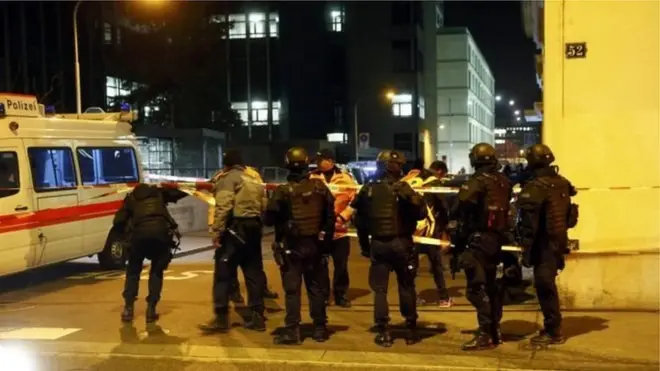 پولیس نے علاقے کو گھیرے میں لیا ہوا ہے اور قریبی عمارتوں میں تلاشی آپریشن جاری ہے