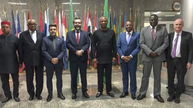 Os deputados federais e pastores evangélicos Marco Feliciano (3º da esq. à dir.) e Márcio Marinho (6º) acompanham o chanceler Ernesto Araújolampionsbet do tiringagiro recente pela África.