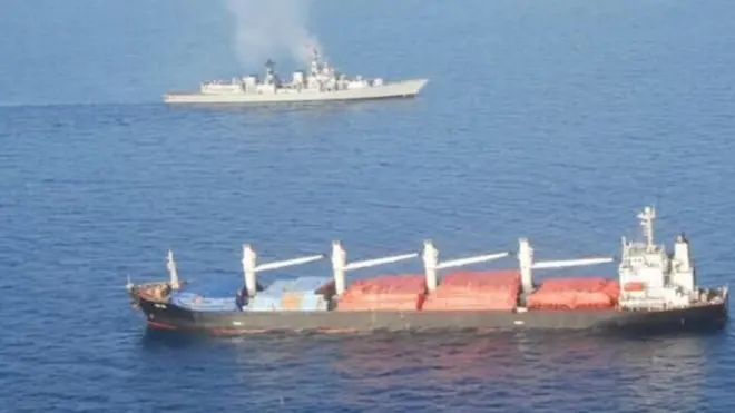 පැහැරගැනීමට ලක්වූ නෞකාවේ (ඉදිරියෙන්) මග හරස්කිරීමට ඉන්දීය නෞකාවක් (පසුබිමේ) සහය විය