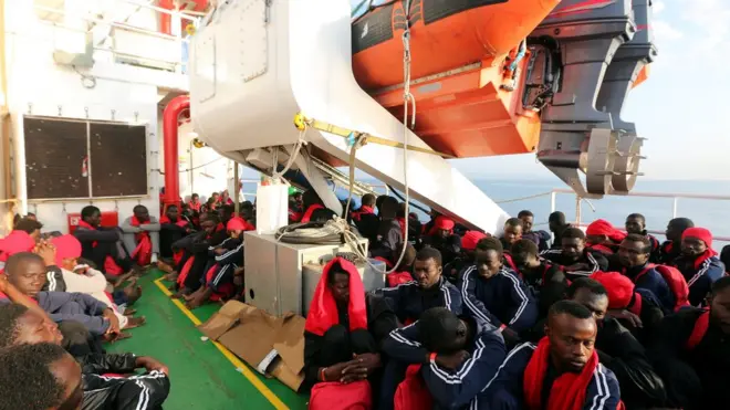 İtalya kıyısındaki göçmenler