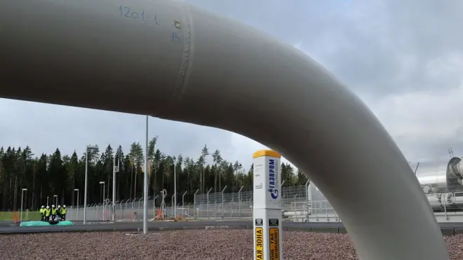 Проект магистрального газопровода из России в Германию через Балтийское море "Северный поток-2" возник после появления сложностей в реализации газопроводных проектов по доставке газа из России в Западную Европу через Чёрное море.