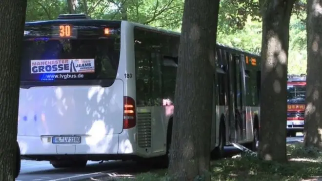 Автобус стоїть на узбіччі дороги в Любеку після ножової атаки.