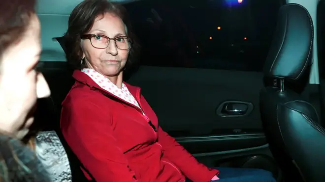 Schunck al dejar la estación de la policía.