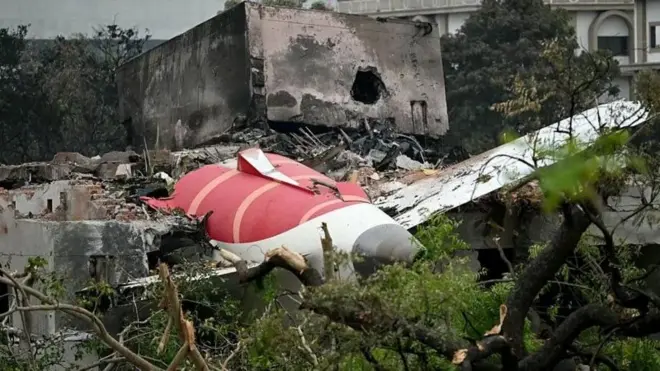 Escombros del vuelo de Air India regados en el sitio donde se estrelló.