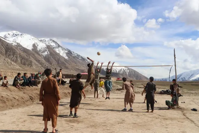 معمولاً د ماشومانو او ځوانانو لپاره لوبې د وخت ضایع کول بلل کېږي، خو ماهرین وايي، لوبې له ماشومانو سره د اړیکو په جوړولو کې مرسته کوي او ستونزې حلوي.