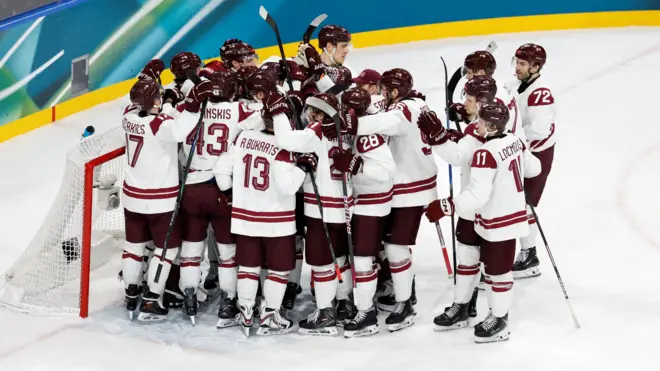 Игроки сборной Латвии празднуют победу