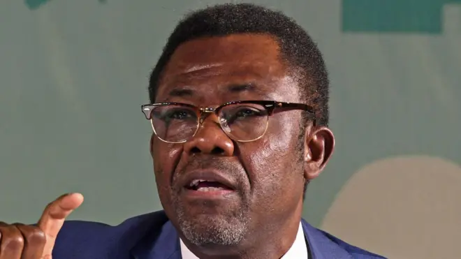 Ifoto yegereye ya Veron Mosengo-Omba ari kuvuga. Yambaye amadarubindi n’ikoti ry’ubururu.
