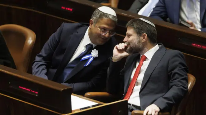 Itamar Ben-Gvir (izquierda) y Bezalel Smotrich hablando en el Parlamento israelÃ­