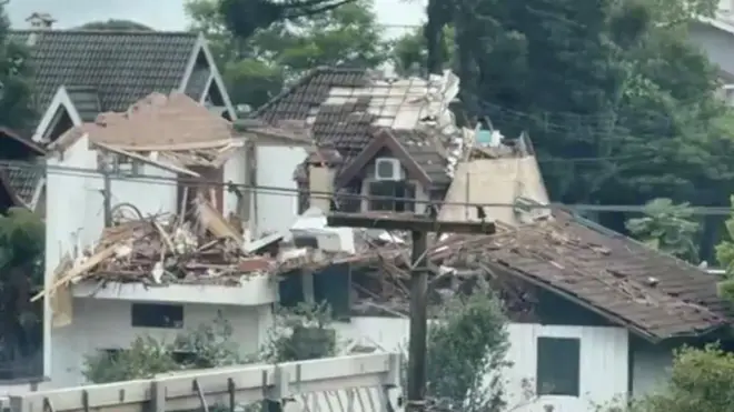 Imagem mostra partejogos que não precisa instalarcasa que foi atingida por aeronavejogos que não precisa instalarGramado, no Rio Grande do Sul