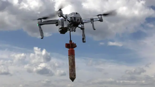 Дрон који носи ракету