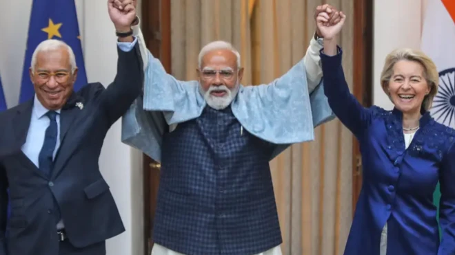 از راست به چپ: اورزولا فون‌درلاین، رئیس کمیسیون اروپا، نارندرا مودی، نخست‌وزیر هند و آنتونیو کوشتا، رئیس شورای اروپا