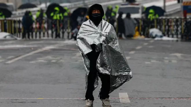 بحران کره جنوبی؛ تجمع هزاران معترض در هوای برفی همزمان با تلاش ناموفق برای بازداشت رئیس‌جمهور تعلیق شده