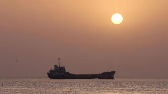 ኣብ ከባቢ ወደብ ባጽዕ ደው ዝበለት መርከብ