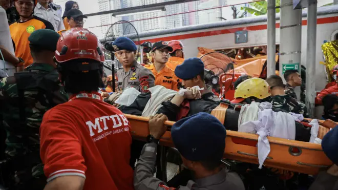 Petugas mengevakuasi korban kecelakaan KRL Commuterline yang bertabrakan dengan KA Argo Bromo Anggrek relasi Gambir-Surabaya Pasar Turi di Stasiun Bekasi Timur, Bekasi, Jawa Barat, Selasa (28/04). 