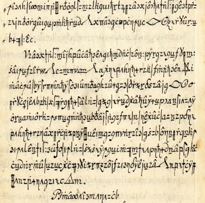 Cette image montre une page d'un manuscrit historique crypté, analysée par des chercheurs à l'aide de l'intelligence artificielle.