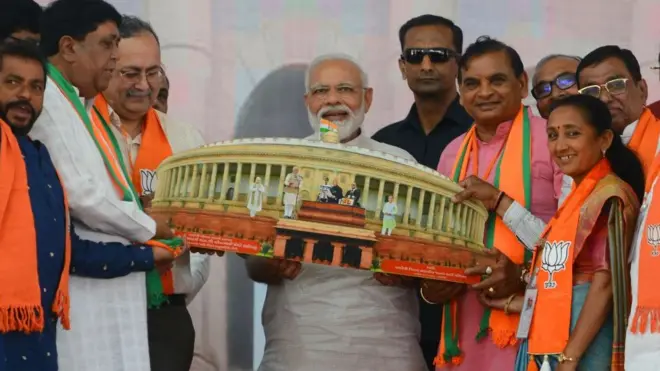 د رایه اچوونکو له ځوابونو داسې ښکاري چې د ښاغلي مودي ګوند مخکې دی