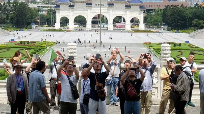 2018年5月，遊客在台灣蔣介石紀念堂留影。由於兩岸關係惡化，當年一季度大陸到台灣遊客數量暴跌42%。