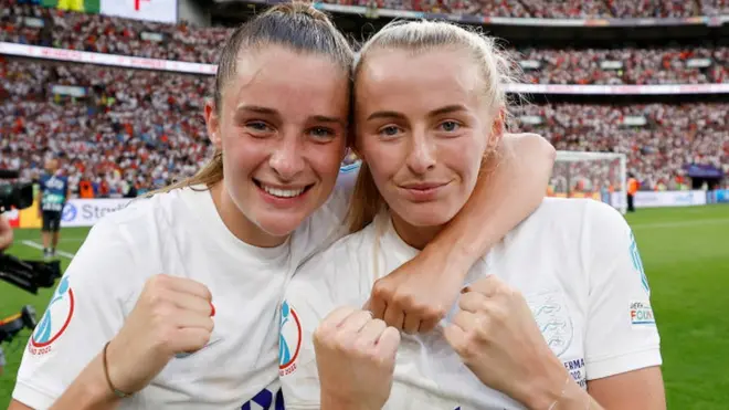 Ella Toone y Chloe Kelly, jugadorasmelhor jogo de apostaInglaterra celebrando el título.