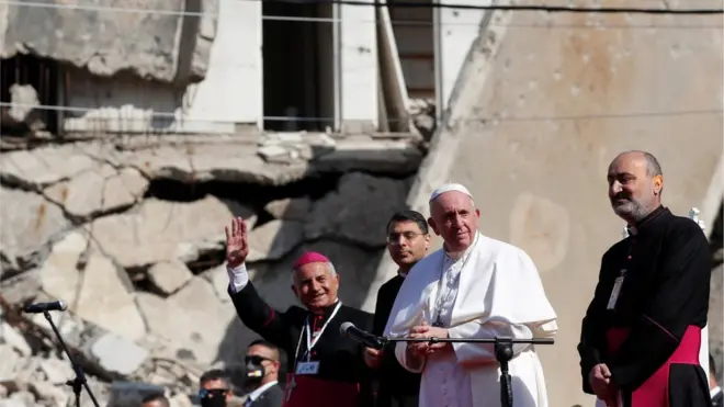 Paus Francis di antara reruntuhan di Church Square di Mosul