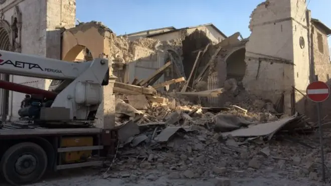 බැසිලිකා දෙව්මැදුර විනාශවී ඇති අතර පුජකයන්, කන්‍යා මව්වරුන් සහ කන්‍යා සොහොයුරියන් නගර මධ්‍යයේ රැස්වී සිටිති.