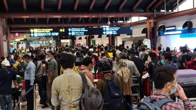 Kepadatan penumpang di Bandara Soekarno Hatta pada Kamis (14/05).