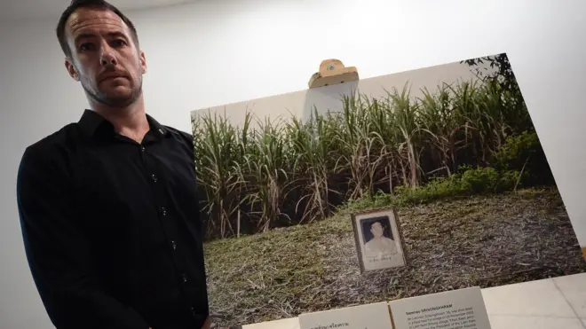 ลุค ดักเกิลบี ช่างภาพสารคดีชาวอังกฤษ ซึ่งทำงานในภูมิภาคเอเชียมานานกว่า 10 ปี รวมถึงประเทศไทย ได้จัดงานนิทรรศการภาพถ่ายเพื่ออุทิศให้นักปกป้องสิทธิมนุษยชนไทย โดยใช้ชื่อว่า “แด่นักสู้ผู้จากไป” For Those Who Died Trying ที่หอศิลปวัฒนธรรมกรุงเทพมหานคร เมื่อวันที่ 31 ม.ค.