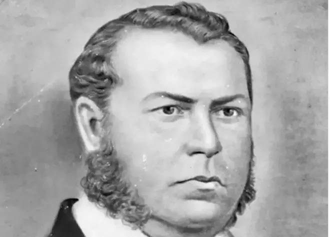 Retrato de Conceição; ele está de terno e gravata e demonstra olhar sério