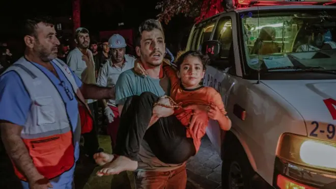 খান ইউনিস শহরের পশ্চিমাঞ্চলে একটি আবাসিক এলাকায় ইসরায়েলি বিমান হামলায় অনেক নারী ও শিশু হতাহত হয় (২২শে অক্টোবর, ২০২৩)