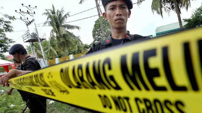 "Dari hasil oleh TKP kita menemukan ada kendaraan dinas TNI dan ada selongsong peluru dan ada CCTV yang dijadikan bukti pentunjuk disana," kata polisi.